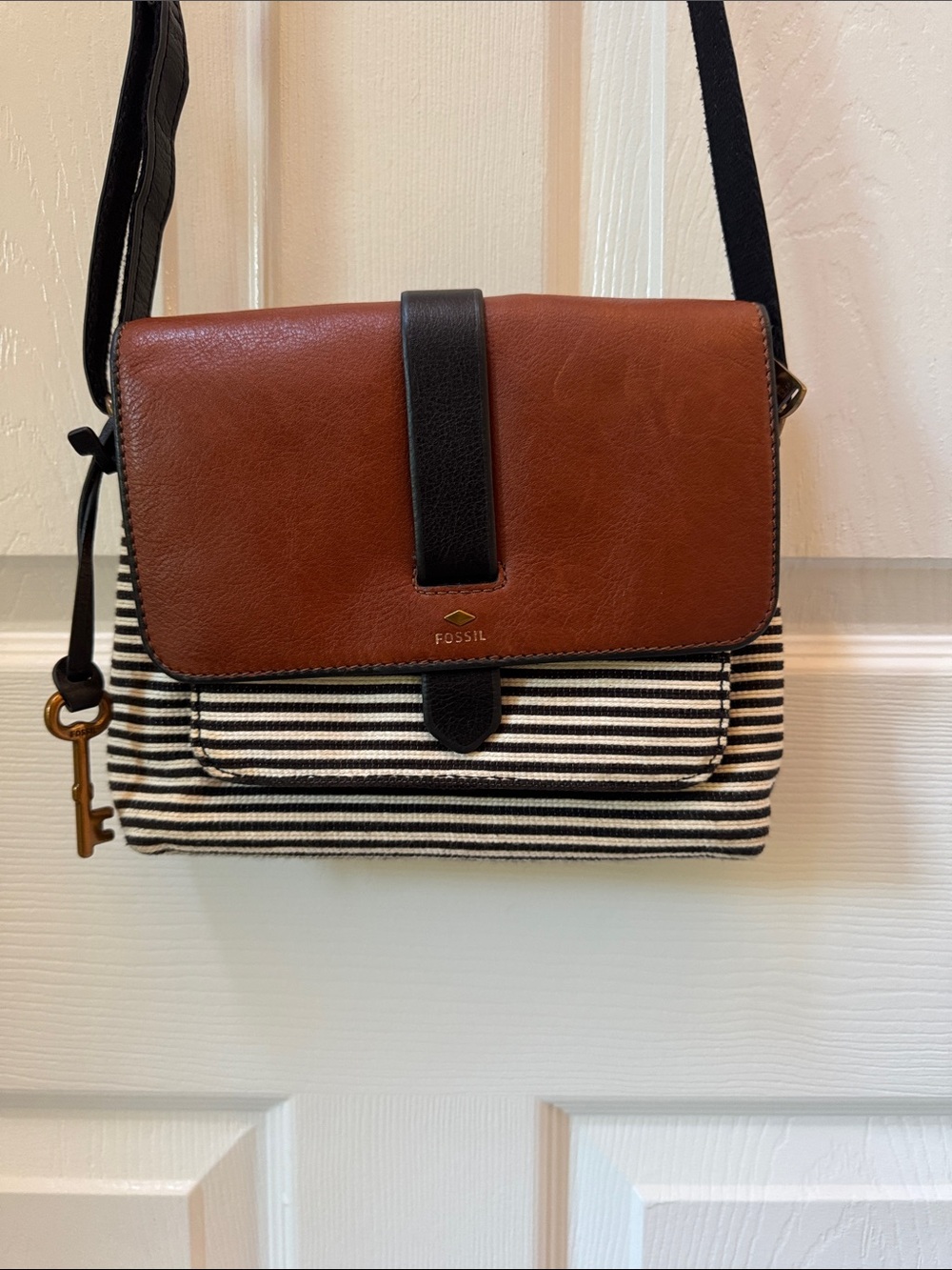 📌Fossil Brown Vegan Leather & Black-Ivory Canvas Striped Crossbody